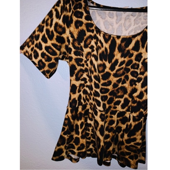 🌸 5 for $25 Cheetah print Peplum Top - Picture 3 of 3